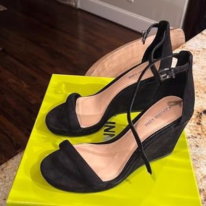 Gianni Bini platform sandals